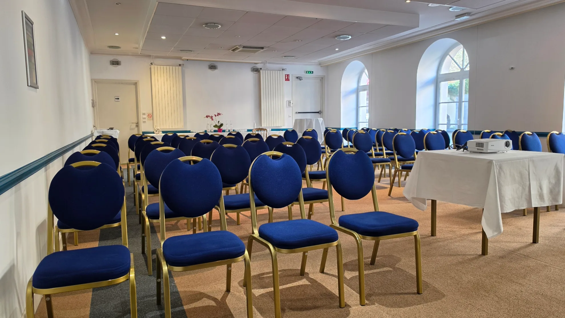 Salle Bains Romains configurée en réunion avec lumière naturelle